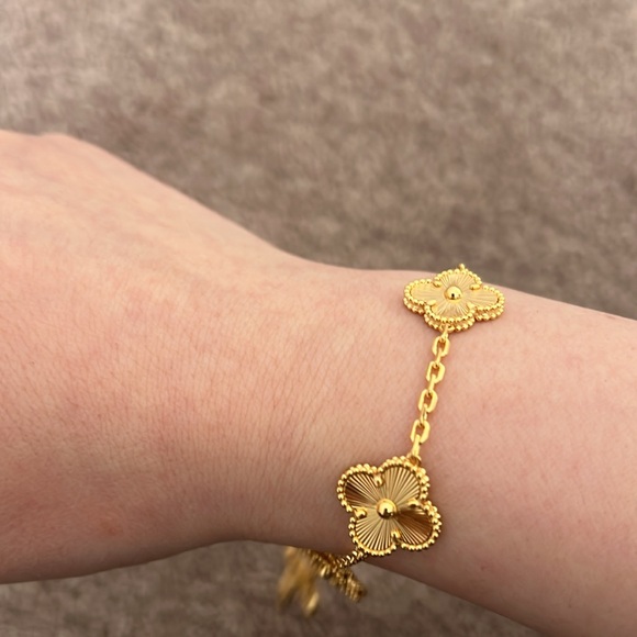 Gold clover motif bracelet - Picture 2 of 3